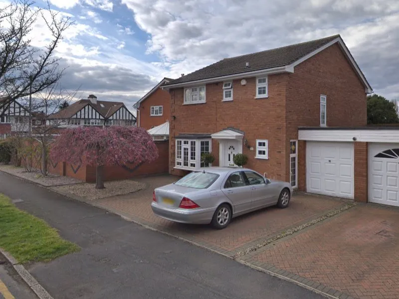 Detached three-bedroom house with garage, an example of a measured survey property